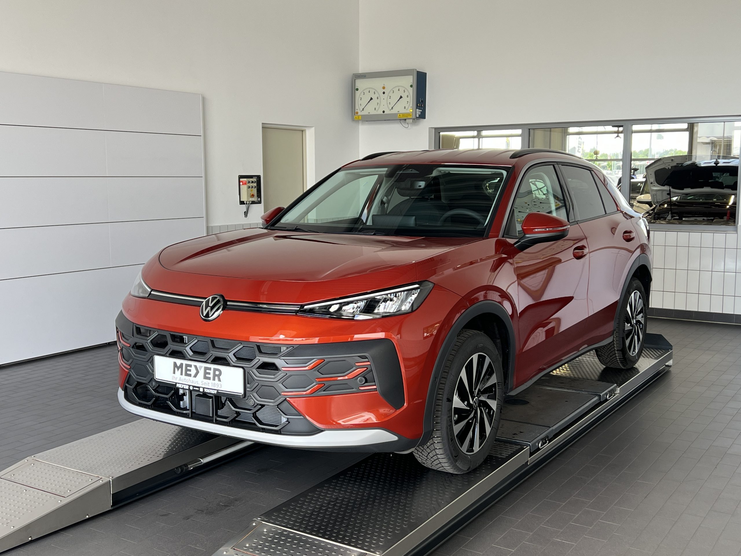 Abbildung Model Der neue T-Roc Life 1.5 eTSI