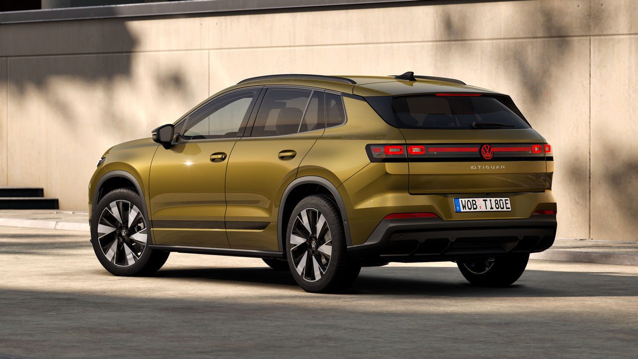 Der neue VW ID. Tiguan in der Heckansicht mit durchgehendem Leuchtband