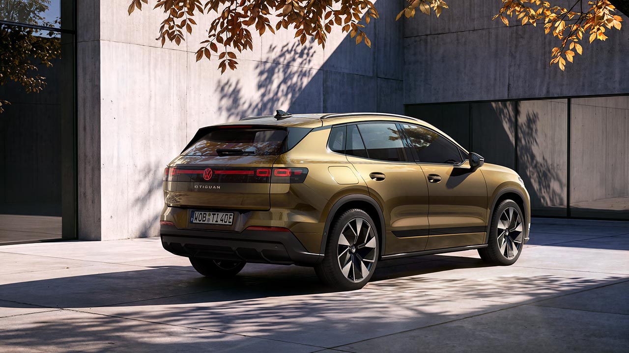 Der neue VW ID. Tiguan vor einer Betonfassade