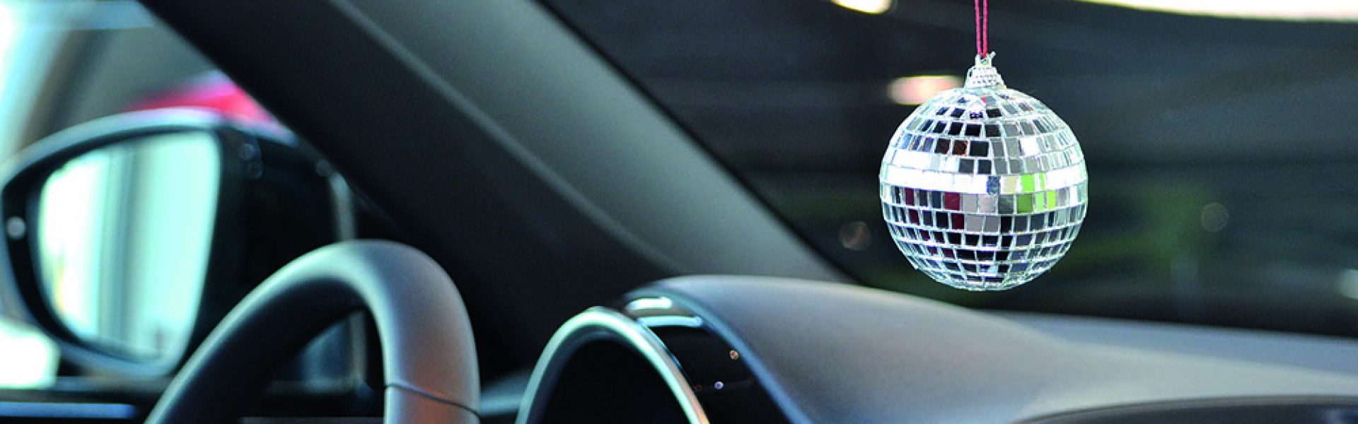 Ein dekorativer Lampion, der am Autospiegel hängt und für eine stimmungsvolle Beleuchtung sorgt.